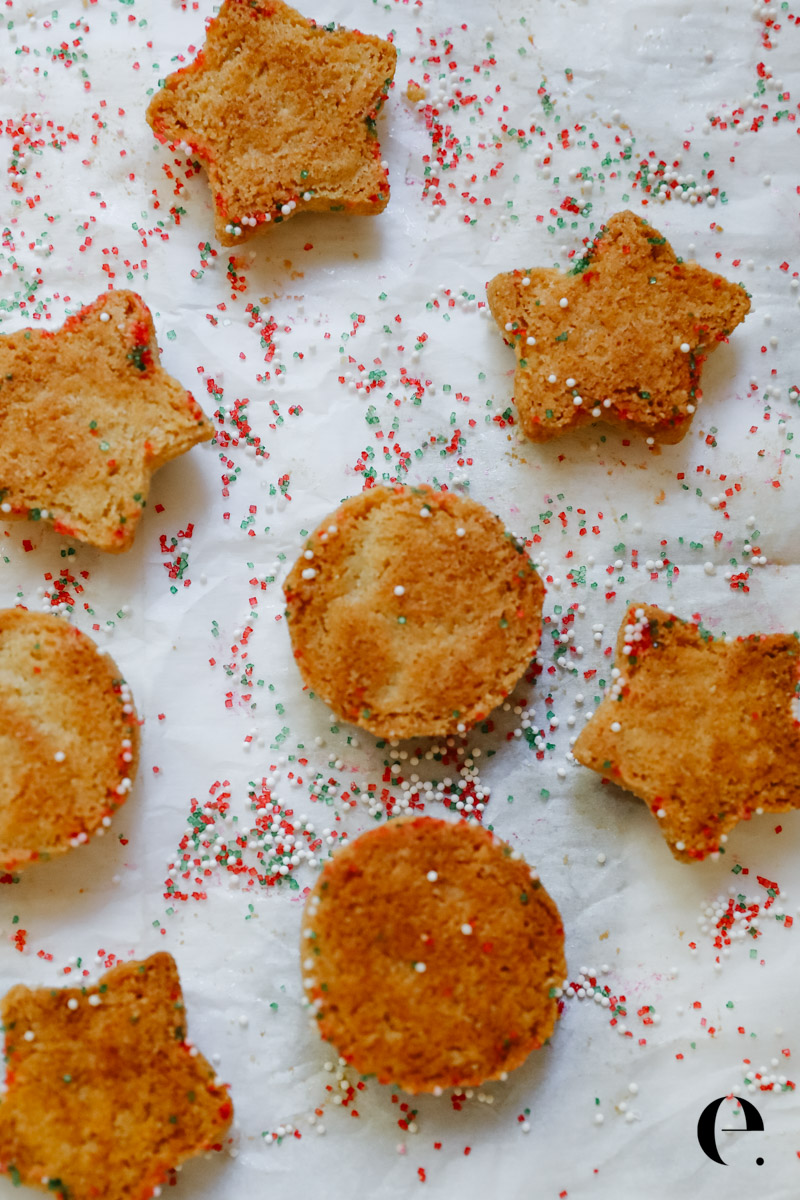 golden-brown bottom of almond flour cookies
